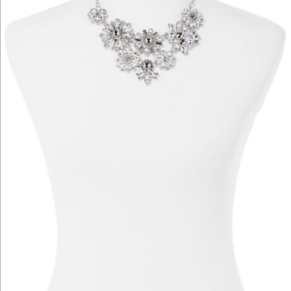Sparkling silver flower statement necklace - Picture 2 of 3